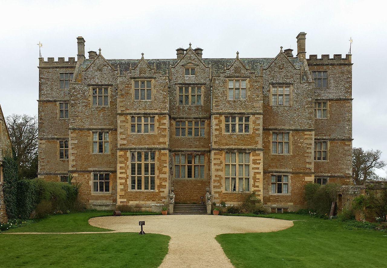 1280px-chastleton_house_-_front